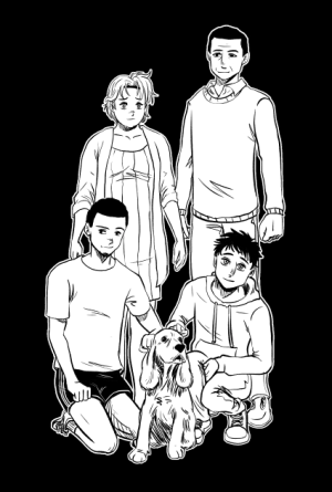 A imagem é uma ilustração em preto e branco, no estilo mangá, de uma família posando para uma foto com um cachorro. Ao fundo, de pé, estão dois adultos: uma mulher com expressão séria, cabelos curtos e ondulados, vestindo um vestido e um cardigã; ao lado dela, um homem com feições suaves, cabelo curto e penteado, vestindo uma camisa com suéter por cima. À frente deles, ajoelhados ou sentados, estão dois jovens rapazes. O da esquerda tem cabelo bem curto e expressão neutra, usa camiseta e bermuda esportiva. O da direita tem cabelo espetado e uma expressão mais suave, veste moletom e tênis. Entre os dois jovens está um cachorro sentado, de orelhas longas e olhar atento, possivelmente da raça cocker spaniel. Todos estão próximos uns dos outros, transmitindo um senso de união e familiaridade.